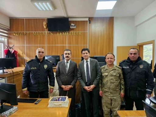 Tatvan Adliyesi&rsquo;nde polislere s&uuml;rpriz kutlama
