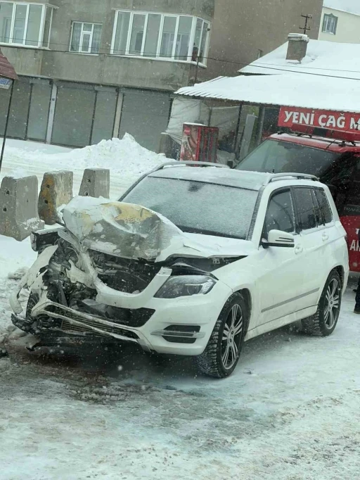 Tatvan Belediye Başkanının makam aracı kaza yaptı
