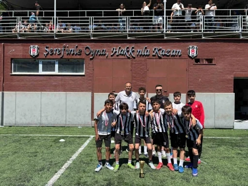 Tatvan Beşiktaş Futbol Okulu T&uuml;rkiye ikincisi oldu
