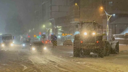 Tatvan&rsquo;da 15 k&ouml;y yolu ulaşıma kapadı: Merkezde kar kalınlığı 50 santimetreye ulaştı
