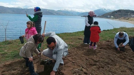 Tatvan’da badem fidanları toprakla buluştu
