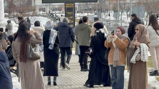 Tatvan&rsquo;da bahar havası: Van G&ouml;l&uuml; Sahili&rsquo;nde yoğunluk

