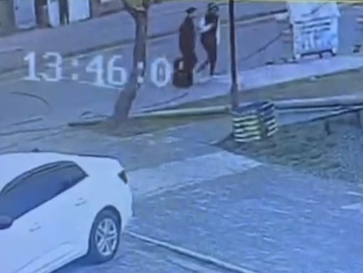Tatvan&rsquo;da faciadan d&ouml;n&uuml;ld&uuml;: Telefon direği az kalsın yoldan ge&ccedil;en 2 kişinin &uuml;zerine d&uuml;şecekti
