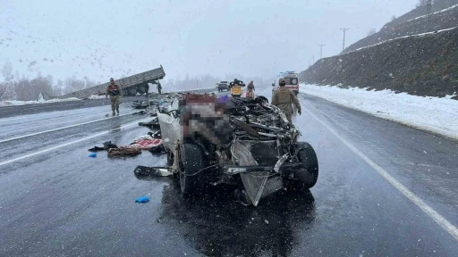 Tatvan&rsquo;da feci kaza: 2 &ouml;l&uuml;, 5 yaralı
