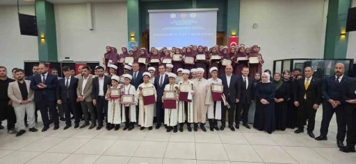 Tatvan&rsquo;da g&ouml;rkemli hafızlık icazet merasimi: 56 hafız belgelerini aldı
