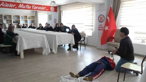 Tatvan’da kadınlara &quot;ilk yardım&quot; eğitimi verildi
