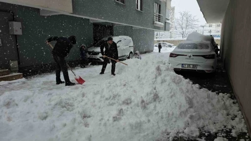 Tatvan&rsquo;da kar kalınlığı 1 metreye ulaştı
