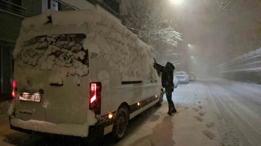 Tatvan&rsquo;da kar yağışı hayatı olumsuz etkiledi: 40 k&ouml;y ve 32 mezra yolu kapandı
