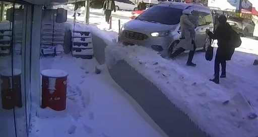 Tatvan&rsquo;da kayan ara&ccedil; facianın eşiğinden d&ouml;nd&uuml;
