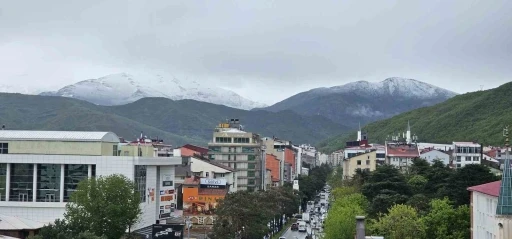 Tatvan’da mayıs ayında kar sürprizi: Nemrut ve yüksek kesimler beyaza büründü
