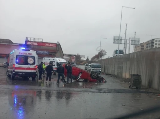 Tatvan’da otomobil köprülü kavşaktan uçtu: 2 yaralı
