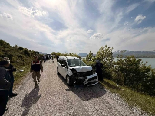 Tatvan&rsquo;da otomobille kamyonet &ccedil;arpıştı: 6 yaralı
