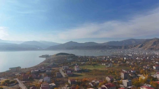 Tatvan’da sonbaharın büyüleyici renkleri görüntülendi
