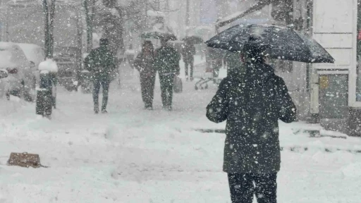 Tatvan&rsquo;da yoğun kar yağışı yeniden etkili oluyor
