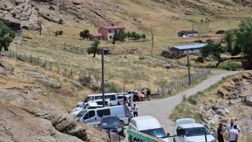 Tatvan’daki İncekaya Mağaraları ve Bapir-i Kal Türbesi’ne yoğun ilgi
