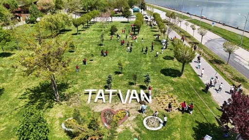 Tatvanlı &ouml;ğrencilerden Van G&ouml;l&uuml; sahilinde &ccedil;evre temizliği
