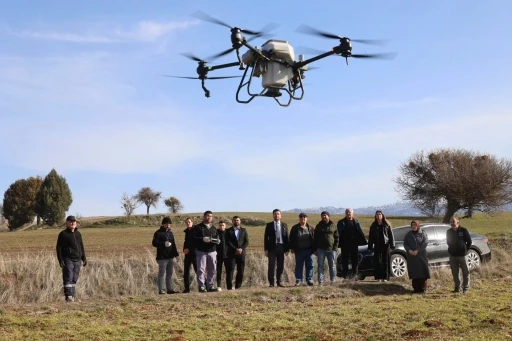 Tavas Belediyesinden &ccedil;ift&ccedil;iye dronlu g&uuml;breleme desteği
