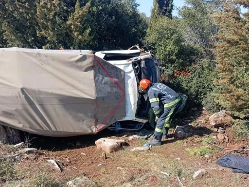 Tavas&rsquo;ta devrilen kamyonet i&ccedil;erisinde mahsur kalan 2 kişi ve 10 k&uuml;&ccedil;&uuml;kbaş sağ kurtuldu
