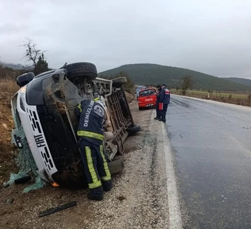 Tavas&rsquo;ta servis aracı yan yattı; 9 yaralı
