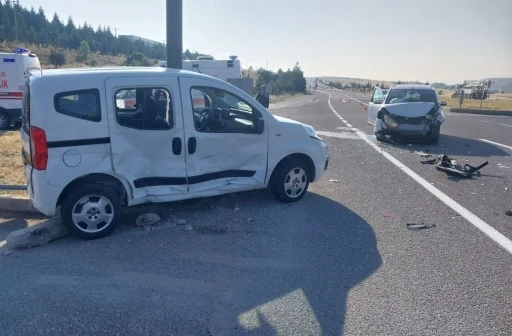 Tavşanlı’da hafif ticari araçlar çarpıştı: 4 yaralı
