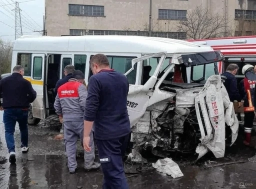 Tavşanlı’da işçi servisi tıra çarptı: 9 yaralı
