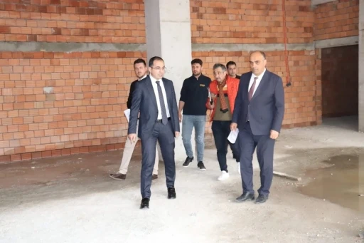 Tavşanlı&rsquo;da Kaymakam &Ouml;zdemir yeni okul inşaatı yerinde incelendi
