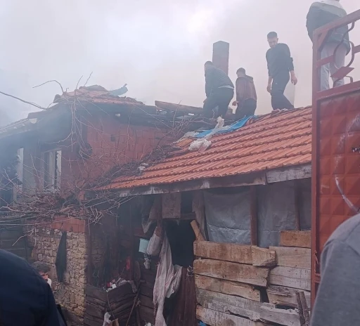 Tavşanlı&rsquo;da korkutan yangın, iki katlı ev kullanılamaz hale geldi
