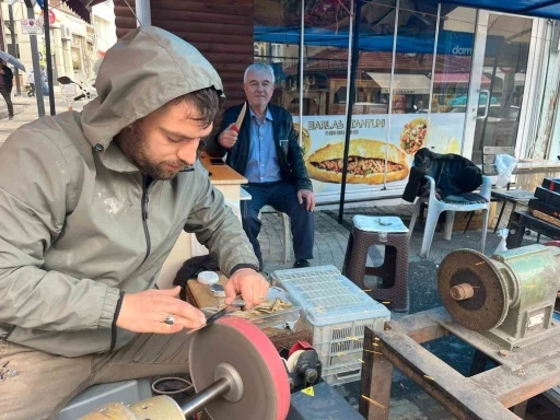 Tavşanlı&rsquo;da kurbanlık bı&ccedil;ak ve satırlar bilenmeye başladı
