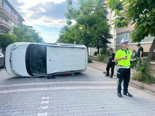 Tavşanlı&rsquo;da otomobil yan yattı: 2 yaralı
