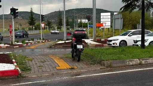 Tavşanlı&rsquo;da otomobille &ccedil;arpışan motosikletli yaralandı
