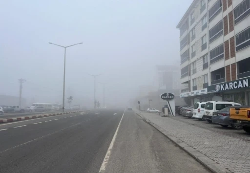 Tavşanlı&rsquo;da yoğun sis nedeniyle g&ouml;r&uuml;ş mesafesi d&uuml;şt&uuml;
