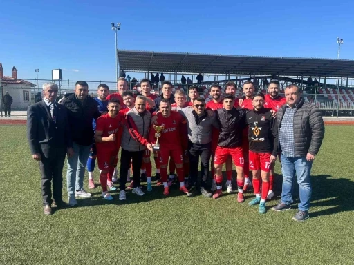 Tavşanlı Demirbilekspor kupasını aldı
