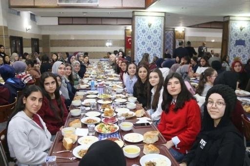 Tavşanlı Devlet Ana Kız Anadolu İmam Hatip Lisesi&rsquo;nde iftar programı
