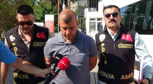 Tayin tartışmasında &ouml;ğretmen eşi ve kayınpederini pompalı t&uuml;fekle &ouml;ld&uuml;ren zanlı adliyeye sevk edildi
