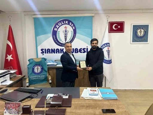 Tayini &ccedil;ıkan Sağlık-Sen temsilcisi plaketle uğurlandı
