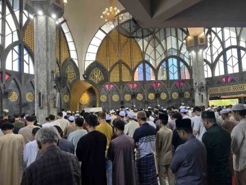 Tayland’da bayram namazına yoğun katılım
