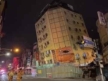 Tayvan’daki depremde bina yan yattı
