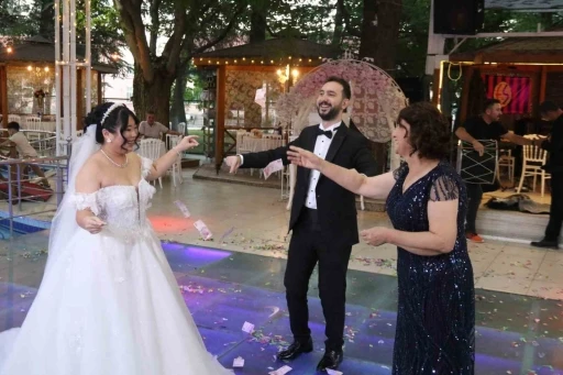 Tayvanlı eşi ile İrlanda&rsquo;da başlayan aşkı Eskişehir&rsquo;de &ccedil;iftetelli oynadıkları d&uuml;ğ&uuml;nle ta&ccedil;landı
