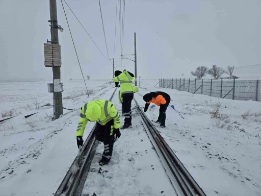 TCDD&rsquo;den demiryollarında kar mesaisi
