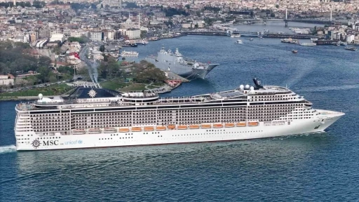 TCG Anadolu turistlerin ilgi odağı oldu
