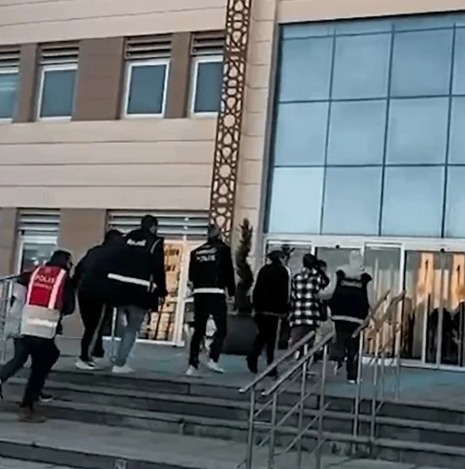 Tefecilik ve uyuşturucu ticareti yapan 2 ş&uuml;pheli tutuklandı
