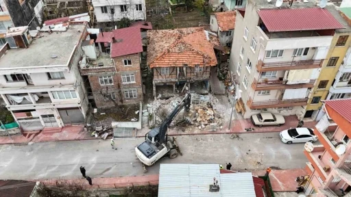 Tehlike oluşturan ve su&ccedil; yuvasına d&ouml;nen metruk binalar yıkılıyor
