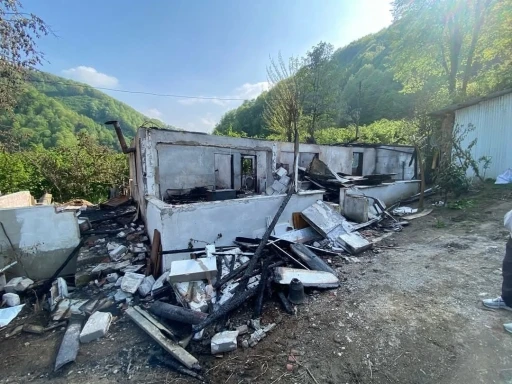 Tek katlı ev küle döndü
