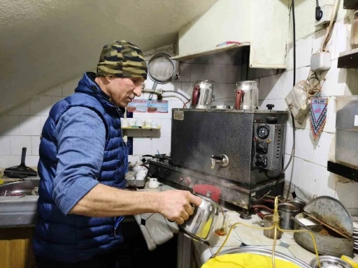Tek koluyla hayata d&ouml;rt elle sarıldı
