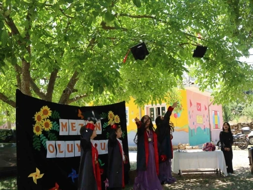 Tek &ouml;ğretmenli okulun &ouml;ğrencileri mezuniyet sevinci yaşadı
