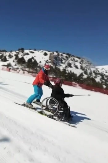 Tekerlekli sandalyeyle kayak yaparak hayalini ger&ccedil;ekleştirdi
