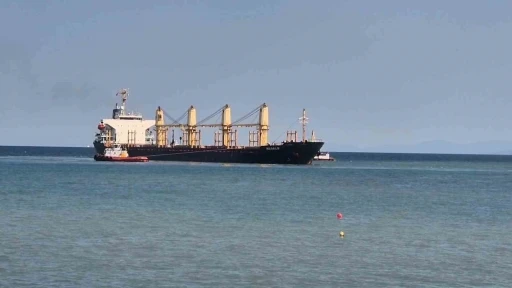 Tekirdağ a&ccedil;ıklarında karaya oturan y&uuml;k gemisini kurtarma &ccedil;alışmaları s&uuml;r&uuml;yor
