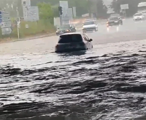 Tekirdağ&rsquo;da 10 dakikalık sağanak hayatı fel&ccedil; etti
