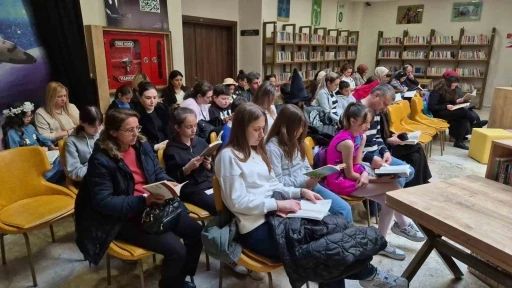 Tekirdağ’da 100 kişi aynı anda kitap okudu: &quot;Ailemle okuyorum, geleceğe ışık tutuyorum&quot;
