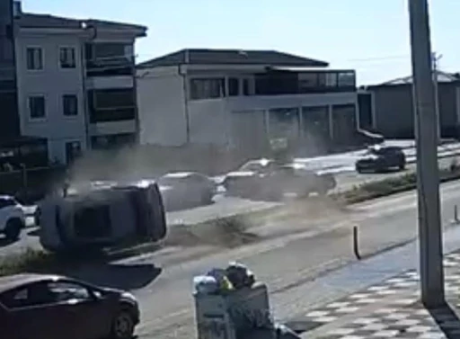 Tekirdağ&rsquo;da 2&rsquo;si &ccedil;ocuk 5 kişinin yaralandığı kaza kamerada: 25 metre boyunca taklalar attı
